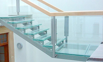 Стеклянные ступени и стеклянная площадка на лестнице в Алматы. Готовые проекты ПерилаГлавСнаб