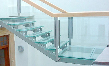 Стеклянные ступени и стеклянная площадка на лестнице купить в Алматы