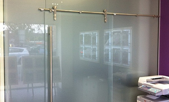 Перегородки из стекла непрозрачные, для офиса в Алматы. Готовые проекты ПерилаГлавСнаб