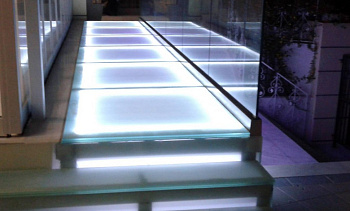 Стеклянный подиум со ступенями с подсветкой в Алматы. Готовые проекты ПерилаГлавСнаб