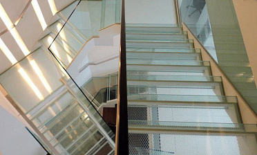 Стеклянные ступени и площадки для колодезной лестницы купить в Алматы