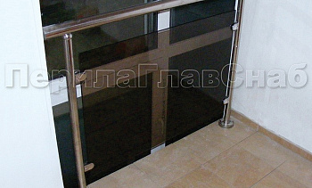 Ограждения со стеклом с крепление в пол окна на лестничной площадке в Алматы. Готовые проекты ПерилаГлавСнаб