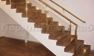 Ограждение лестницы с прозрачным стеклом, стойками и поручнем из латуни купить в Алматы