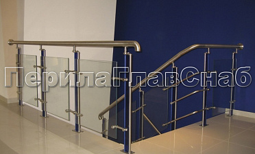 Ограждение со стойками с акриловыми вставками на спайдерных стеклодержателях купить в Алматы