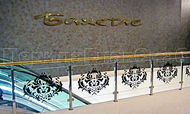 Ограждение лестницы на квадратных стойках с латунным поручнем купить в Алматы