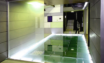 Подсветка стеклянного пола в гостинице в Алматы. Готовые проекты ПерилаГлавСнаб