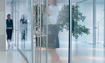 Перегородки в офис с прозрачным стеклом премиум в Алматы. Готовые проекты ПерилаГлавСнаб