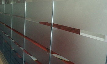 Стеклянные перегородки в офисе с закаткой пленки в Алматы. Готовые проекты ПерилаГлавСнаб