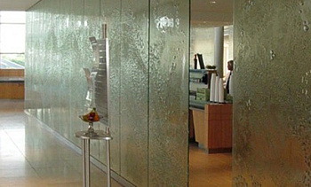 Стеклянные перегородки с декоративным рельефом в офисе в Алматы. Готовые проекты ПерилаГлавСнаб