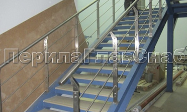 Ограждение с нестандартными нержавеющими стойками и ригельным заполнением купить в Алматы