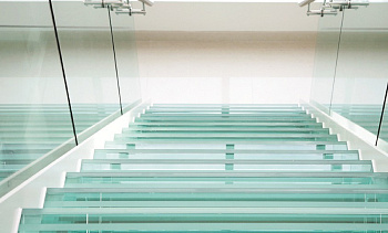 Стеклянные ступени на косоурной лестнице в доме в Алматы. Готовые проекты ПерилаГлавСнаб