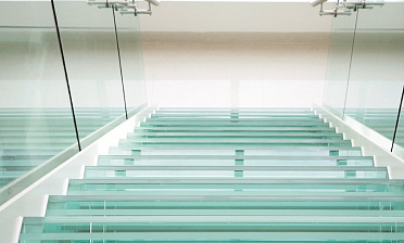 Стеклянные ступени на косоурной лестнице в доме купить в Алматы