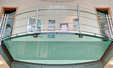 Стеклянный пол на внутреннем выступе атриума купить в Алматы