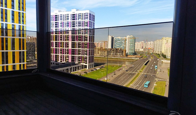  Бронзовое стекло на профиле на террасе в Алматы. Готовые проекты ПерилаГлавСнаб