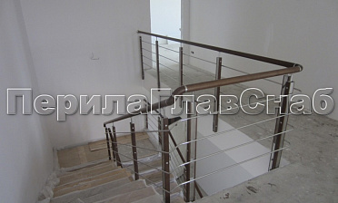 Ограждение с деревянным поручнем и стойками с деревянными вставками, с ригелями купить в Алматы