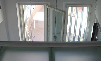 Стеклянное перекрытие из матового стекла на внутреннем балконе в Алматы. Готовые проекты ПерилаГлавСнаб