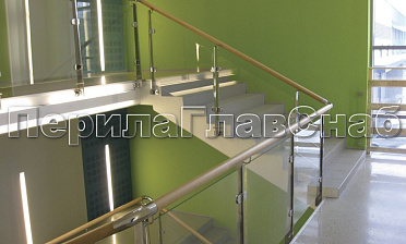 Ограждение с деревянным поручнем, стеклом и стойками купить в Алматы