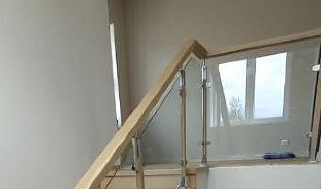 Стойки, стекло и пристенный поручень в Алматы. Готовые проекты ПерилаГлавСнаб