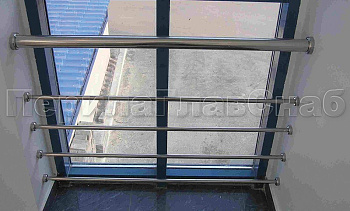 Ограждение на окнах из нержавещей трубы с ригелями в Алматы. Готовые проекты ПерилаГлавСнаб Ограждение на окнах из нержавещей трубы с ригелями в Алматы. Готовые проекты ПерилаГлавСнаб