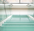 Стеклянные ступени на косоурной лестнице в доме в Алматы. Готовые проекты ПерилаГлавСнаб - фото 1