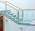 Стеклянные ступени и стеклянная площадка на лестнице в Алматы. Готовые проекты ПерилаГлавСнаб - фото 1