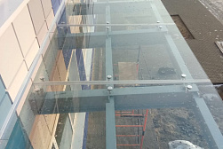 Стеклянные козырьки на спайдерах в Алматы. Готовые проекты ПерилаГлавСнаб - фото 9