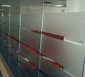 Стеклянные перегородки в офисе с закаткой пленки в Алматы. Готовые проекты ПерилаГлавСнаб - фото 1
